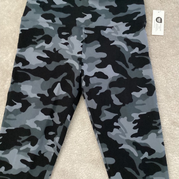 NWT!! Camouflage leggings, size medium - Picture 2 of 6